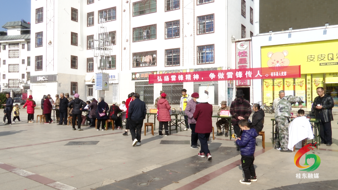 县人武部组织开展“弘扬雷锋精神 争做雷锋传人”活动