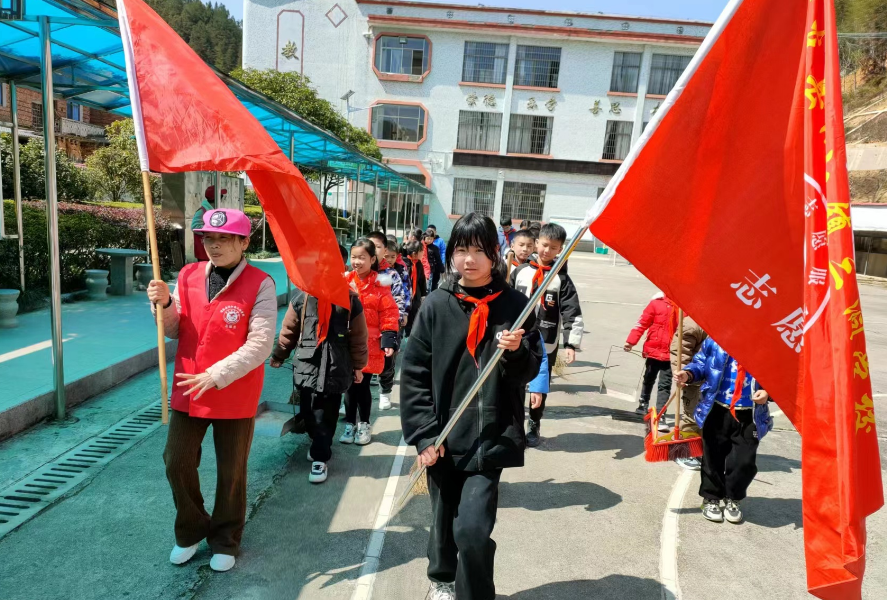 三洞学校开展学雷锋活动