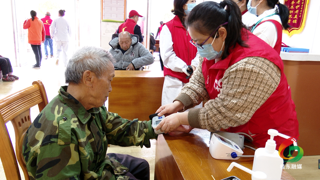 县民政局组织开展爱心敬老活动