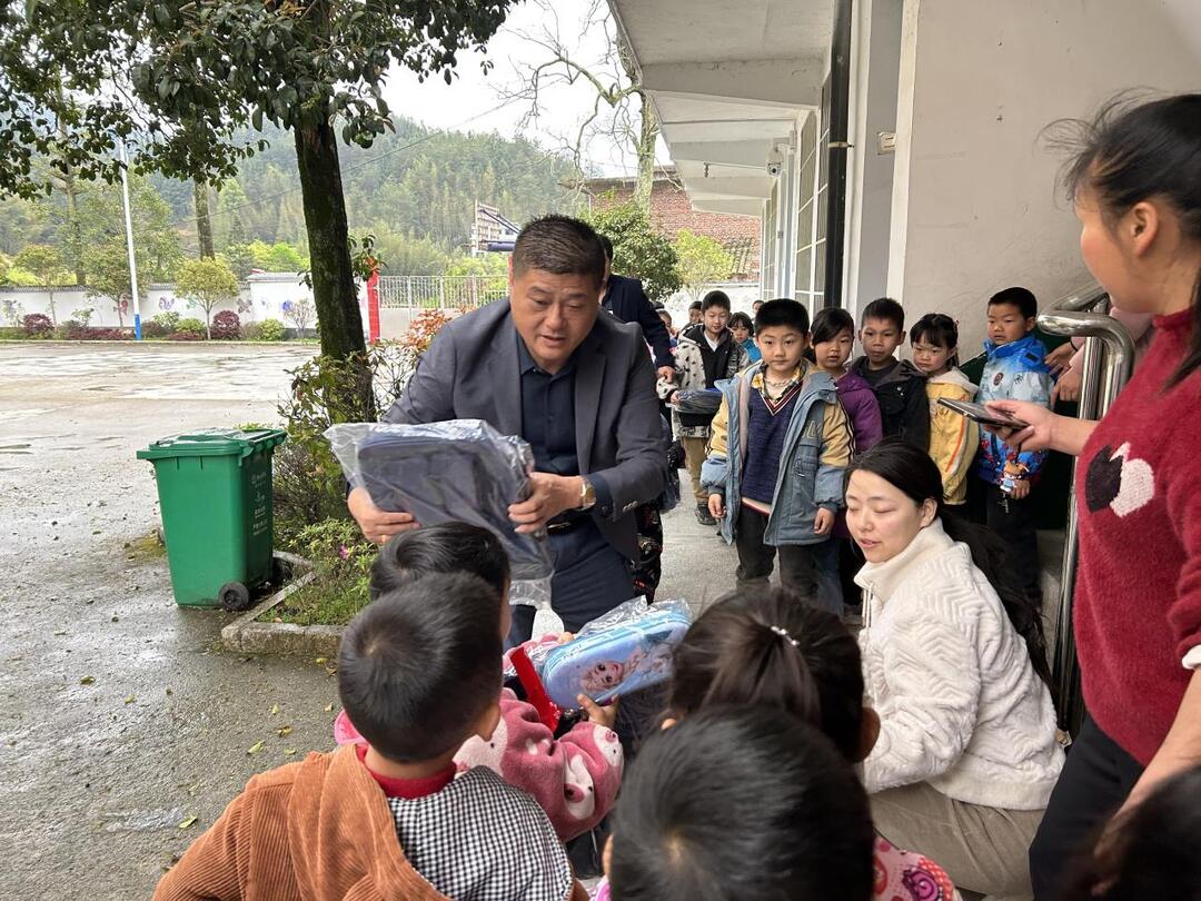 小书包大梦想 爱心捐赠情系家乡教育