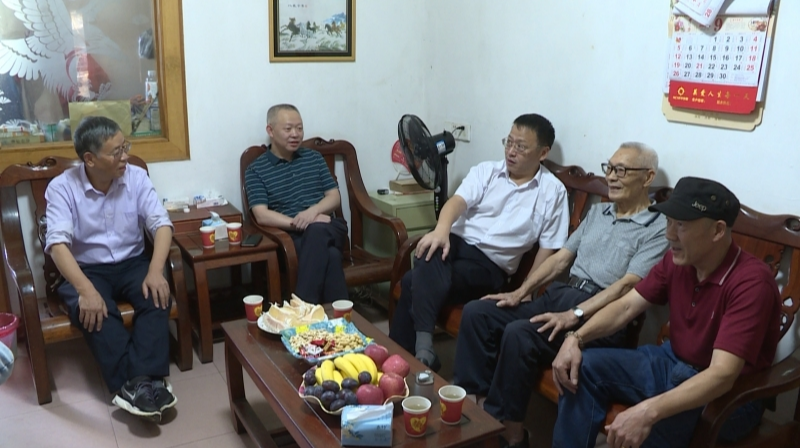 伍志平等县领导走访慰问退休教师和一线教育工作者