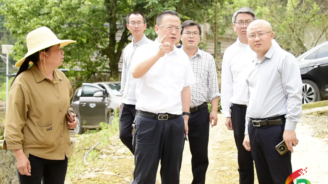 伍志平督查农村问题厕所整改工作