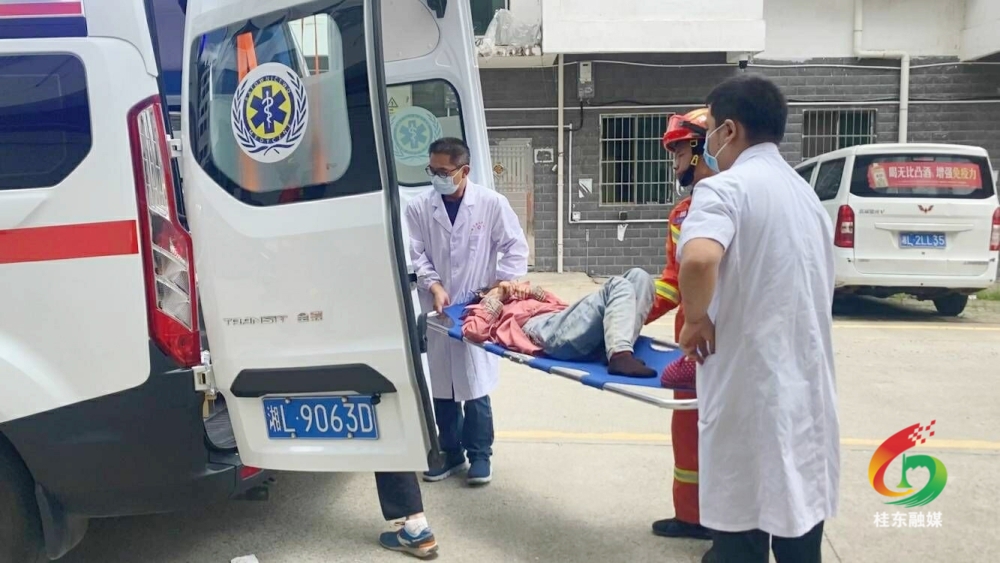 老人家中摔倒 消防紧急破门救援