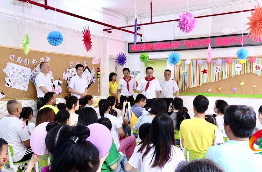 伍志平刘真开展“六一”国际儿童节走访慰问活动