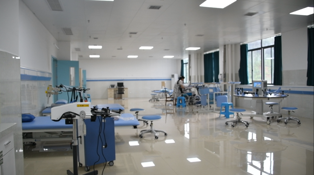 县人民医院现代康复治疗科正式开科接诊