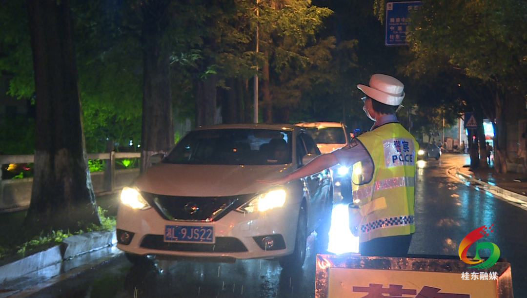 县交警大队开展夜查酒驾行动