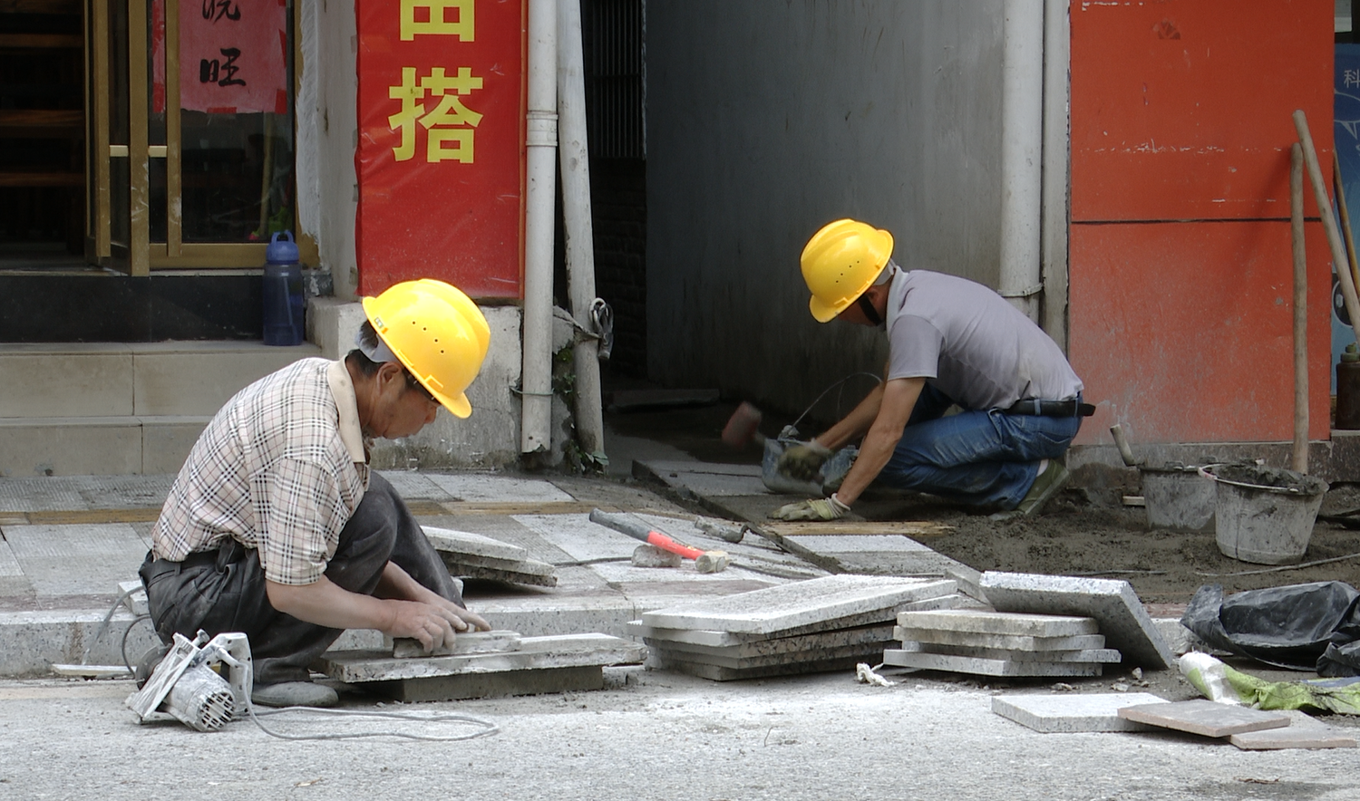 旅发进行时·城乡风貌大提质|县城管局：修复破损人行道  提质风貌又便民