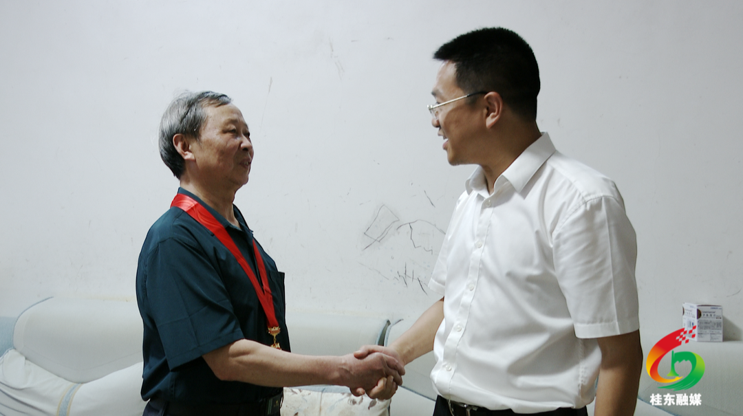 县领导“七一”前夕走访慰问老党员