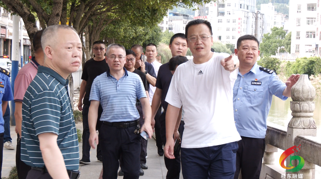 伍志平带队巡河并督导城区环境卫生工作