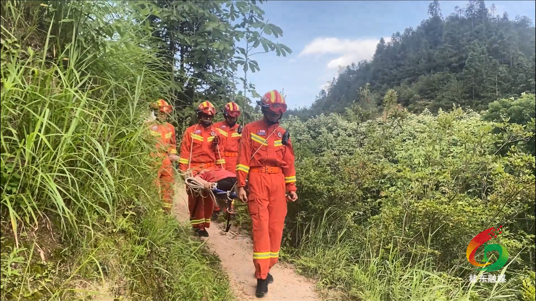 七旬老人登山摔伤 消防紧急救援