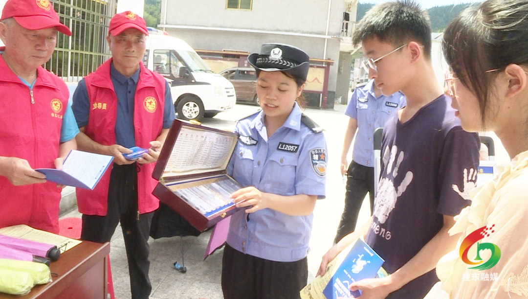 夕阳红禁毒志愿服务队走进湘赣边