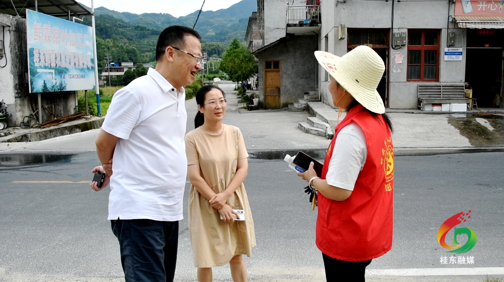 伍志平督导检查环境卫生和风貌整治工作