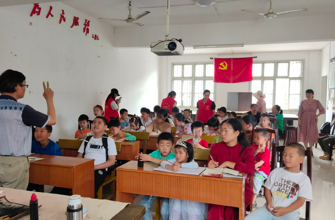 寨前镇：开展书画免费培训  丰富儿童假期生活