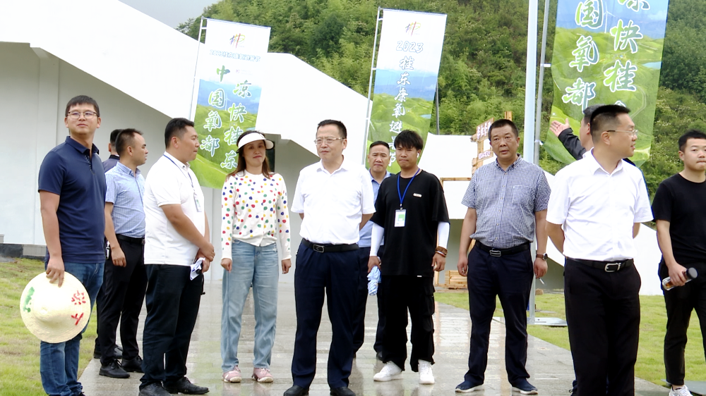 伍志平刘真检查康氧避暑节各项准备工作