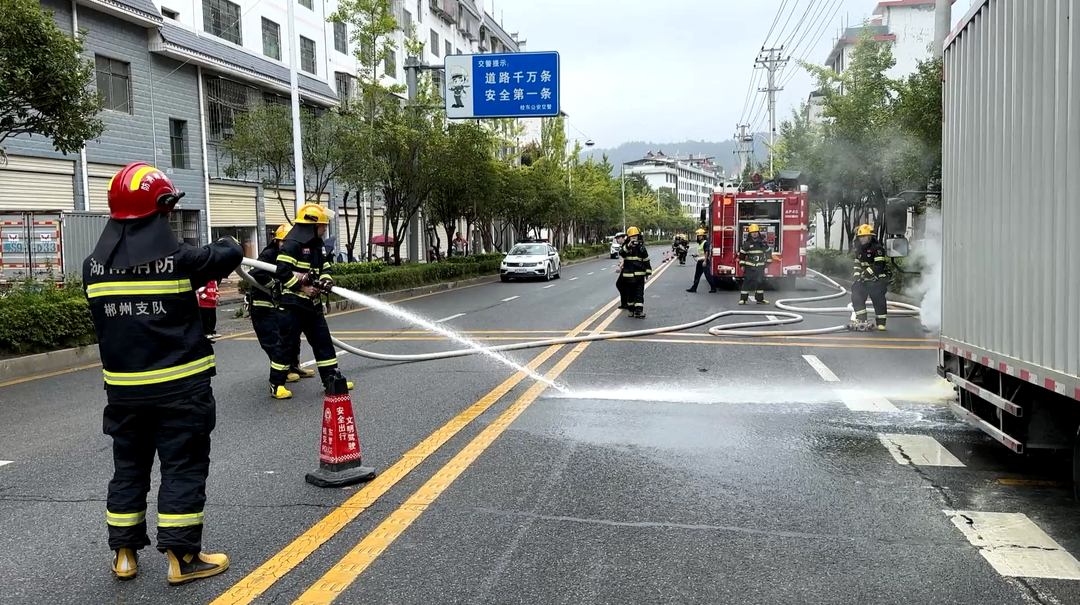 小货车轮胎起火 交警消防接力救助