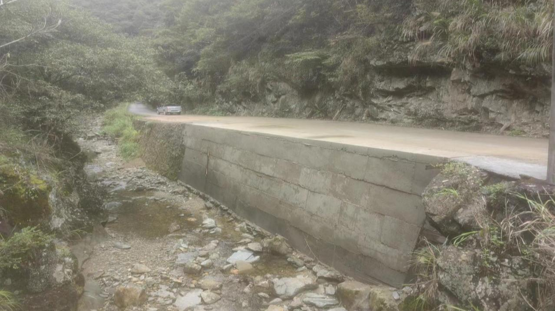 青山乡：修复水毁道路 提升群众安全感