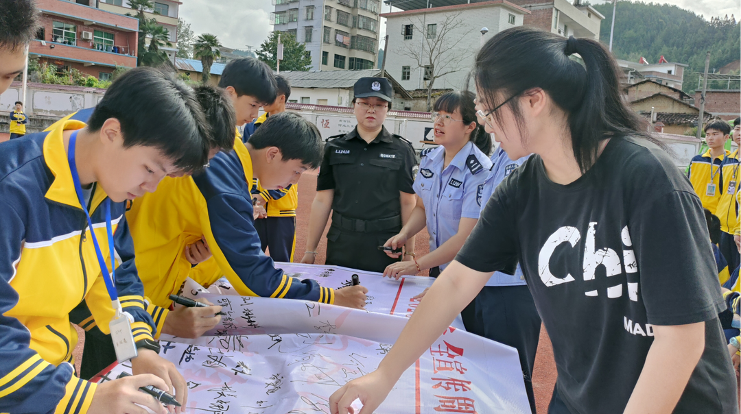 我县联合开展网络安全宣传周校园日活动