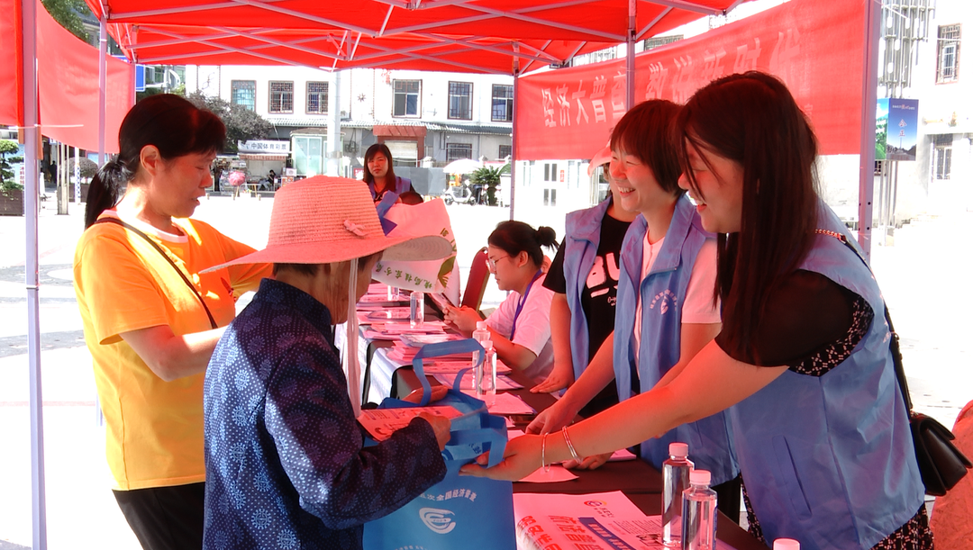 我县举办第十四届“中国统计开放日”暨“政务公开主题日”户外宣传活动