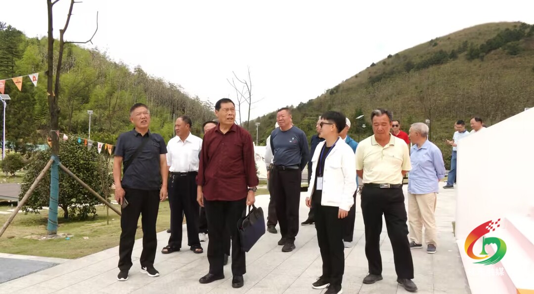 我县组织在城副处级以上退休老干部参观考察