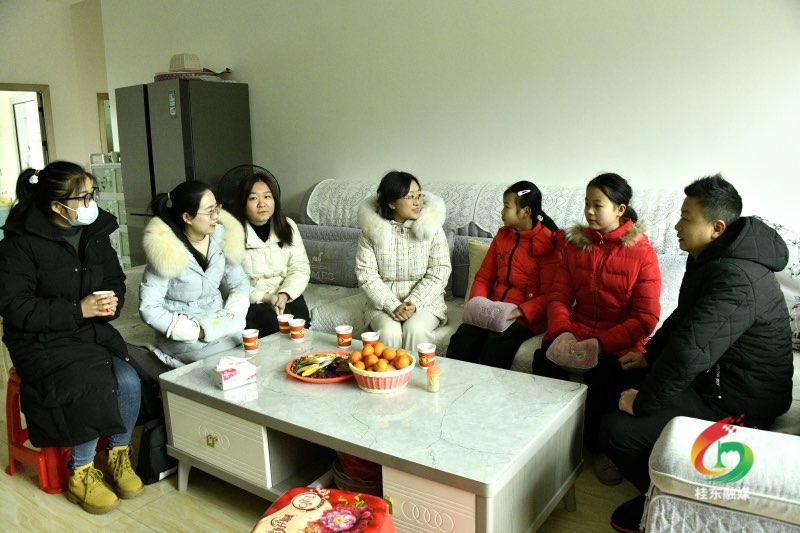 团市委慰问我县困难青少年
