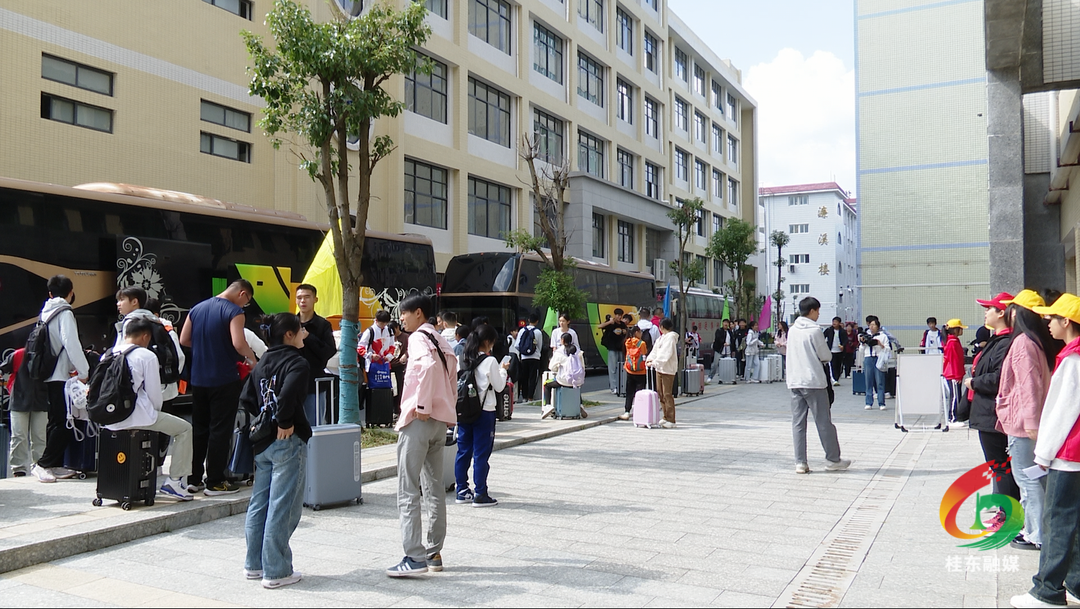 郴州市中小学生运动会参赛队陆续抵达我县