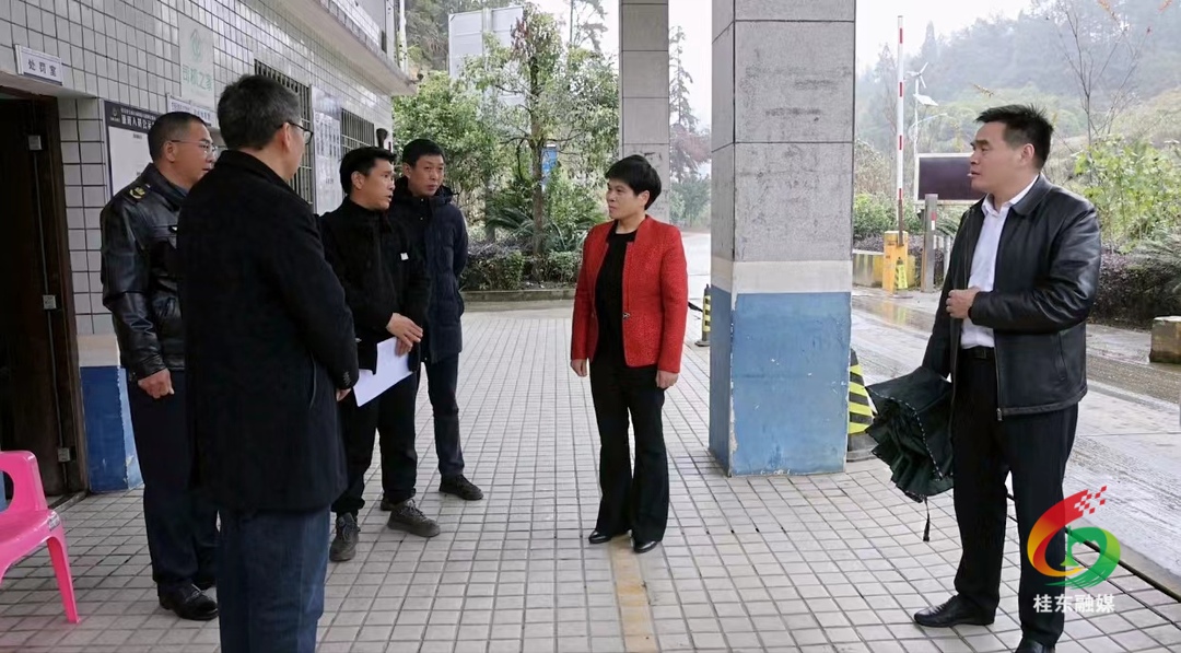 刘真暗访督导交通安全工作