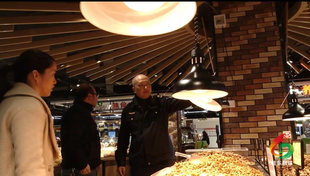 县市场监督管理局开展“生鲜灯”排查行动