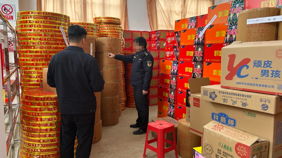 桂东县查扣一门店超量储存烟花爆竹1124箱