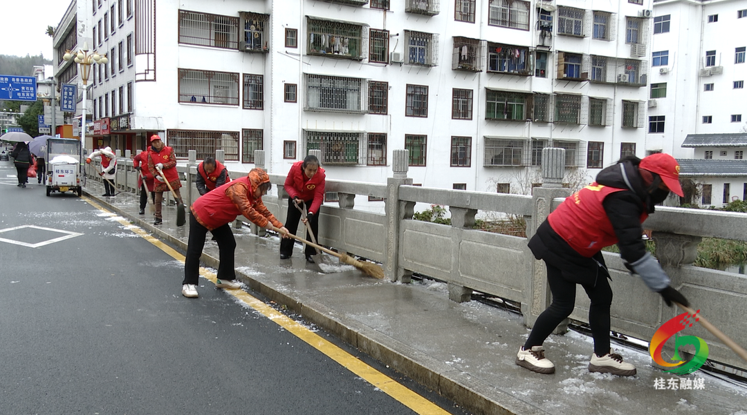 战冰雪 保安全 护民生|扫雪除冰齐上阵 志愿服务暖民心