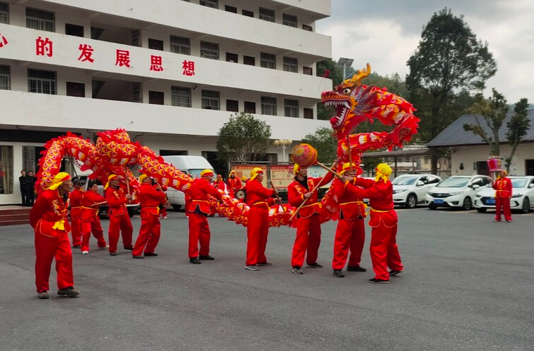 新坊乡：民间艺人舞龙表演庆新春