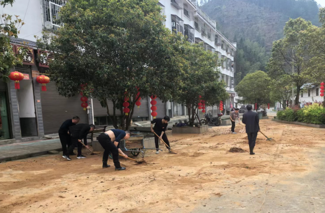 青山乡：暴雨无情人有情  清理淤泥便民行