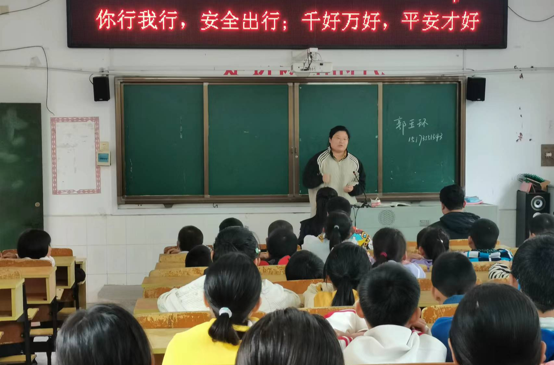 东洛乡：法律知识进课堂  织牢校园防护网