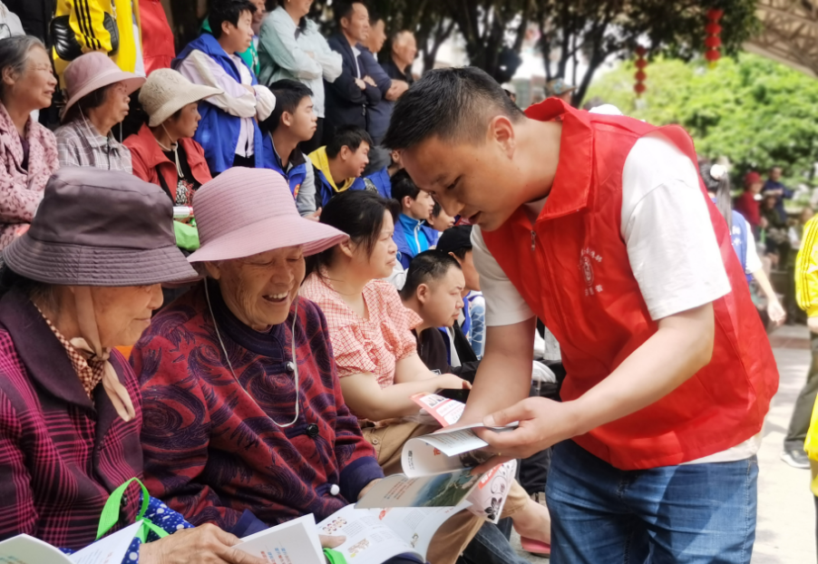 桂东开展“文明行为你我他  争做创城文明人”宣传活动