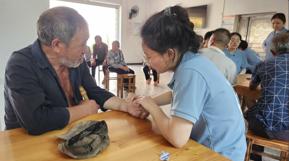 湖南中医药大学到青山乡开展“三下乡”实践