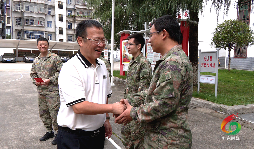 伍志平“八一”前夕走访慰问驻桂官兵和消防指战员