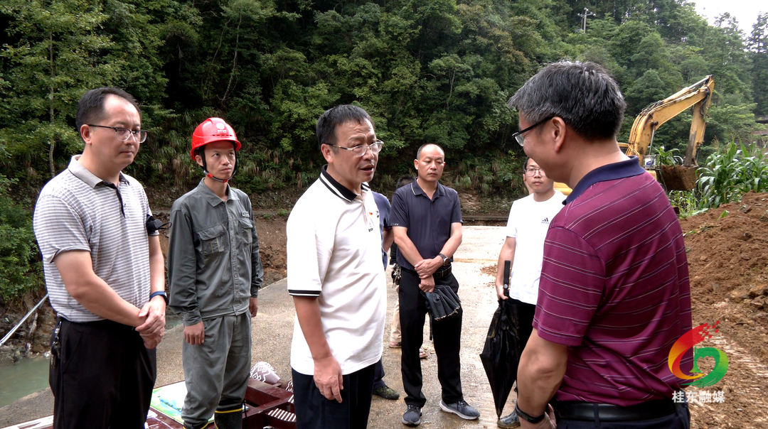 伍志平再入青山乡调度灾后恢复重建工作