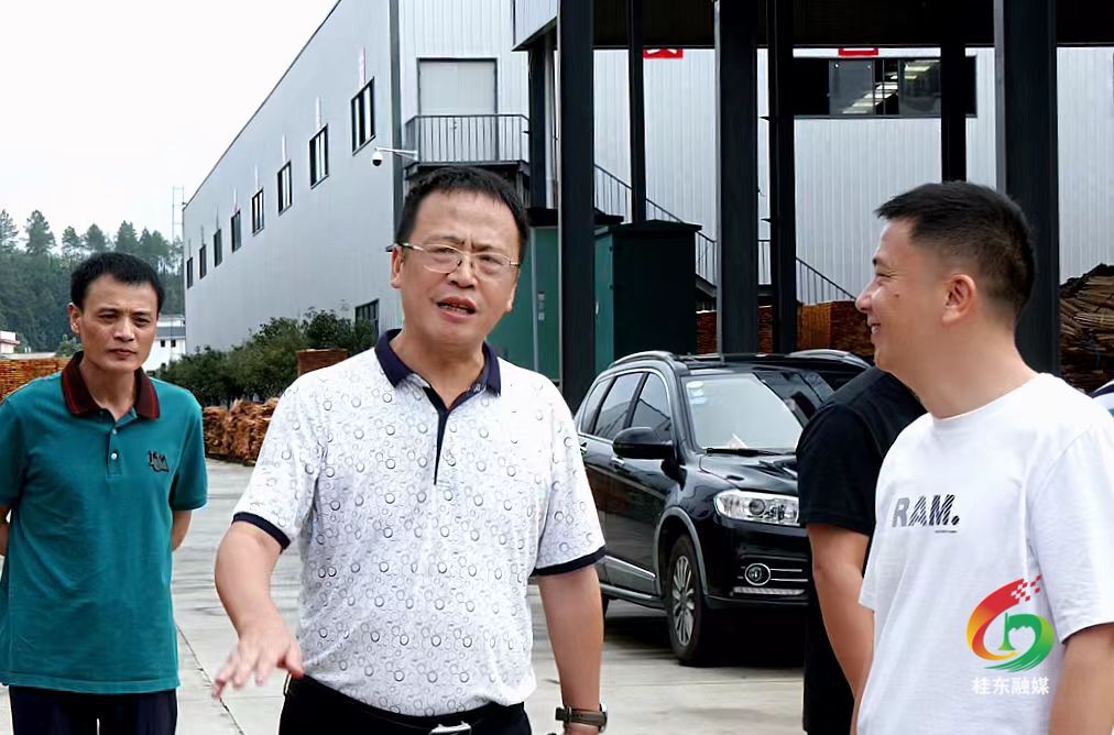 伍志平“四下基层”调研产业开发区工作