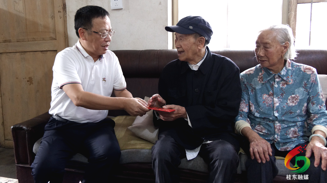 伍志平国庆节前走访慰问离休干部和优秀共产党员