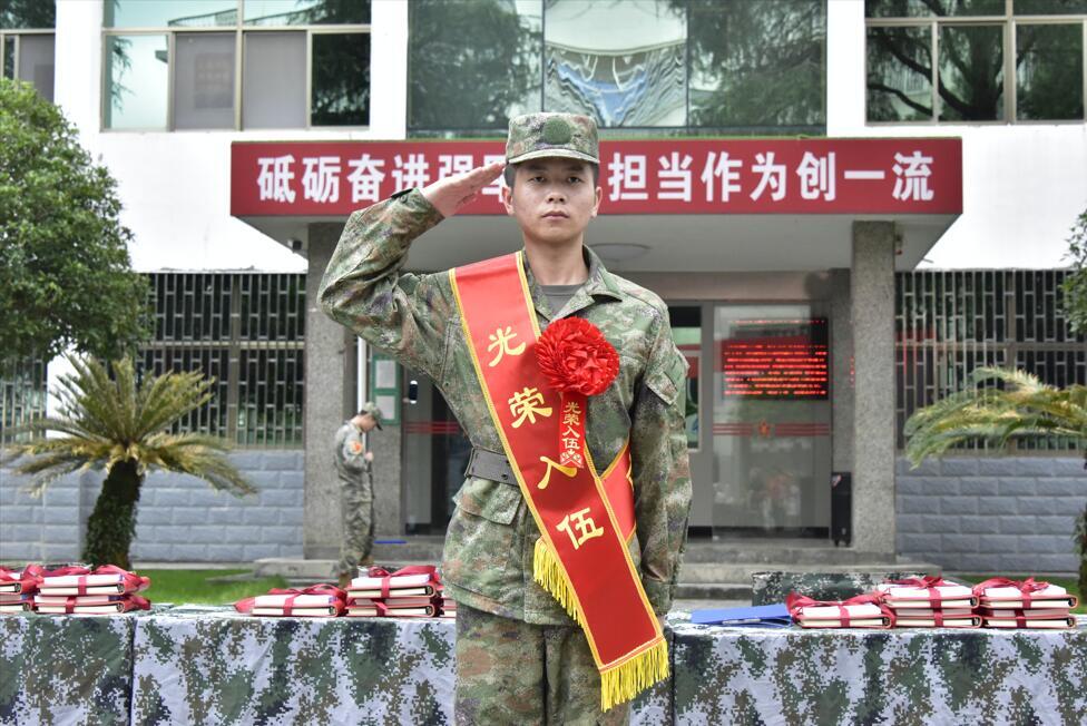 当兵两年，没当够！ 桂东青年大学毕业后二次入伍