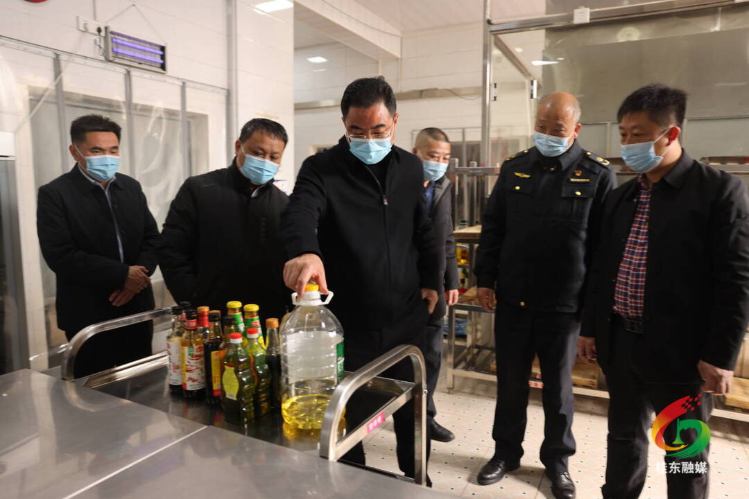 尹建恒到县二中检查校园食品安全工作