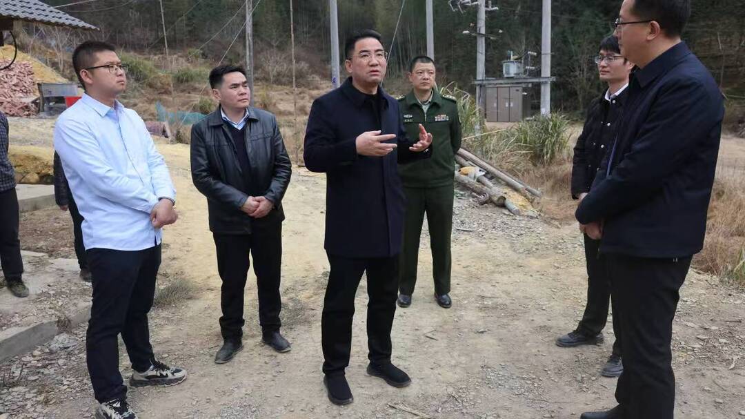 尹建恒调研青山灾后重建并走访慰问受灾群众