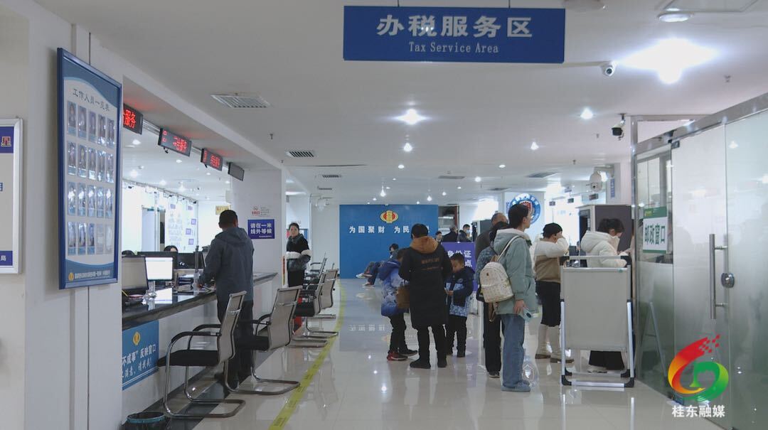 县政务服务中心热情开启蛇年服务