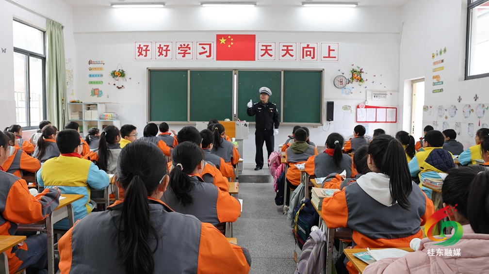 交警入校讲安全 护航学生平安出行