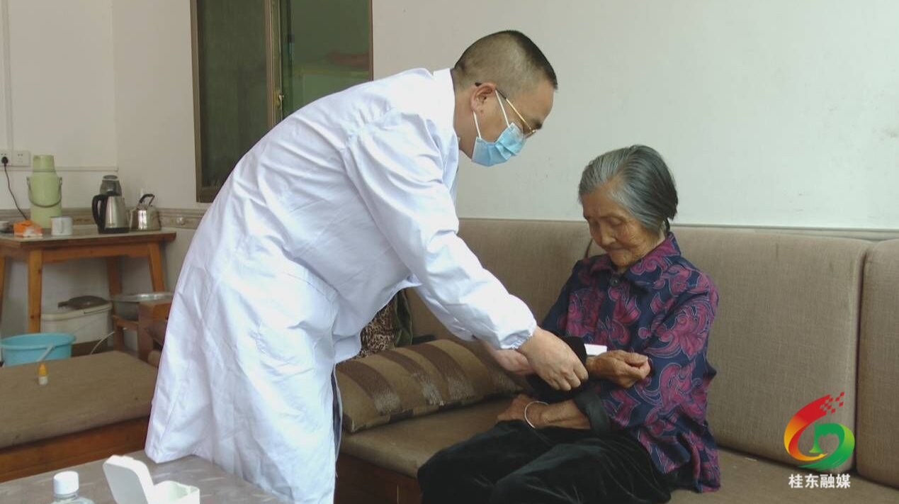 桂东为百岁老人免费上门体检