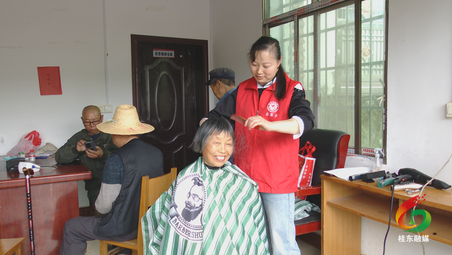 为民办实事|寨前镇牛江村连续9年为群众免费理发