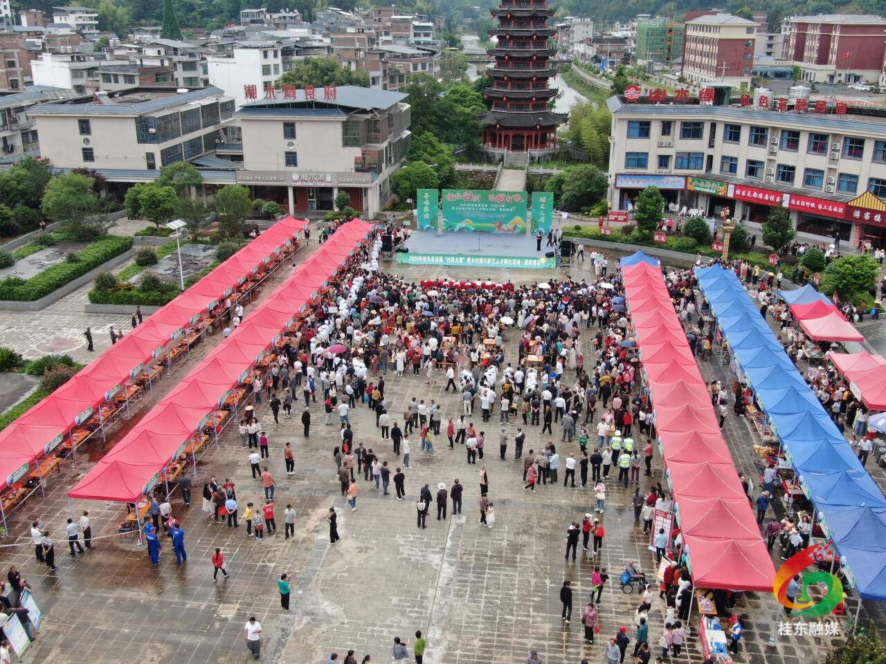 赏红绿美景 品寨前美食