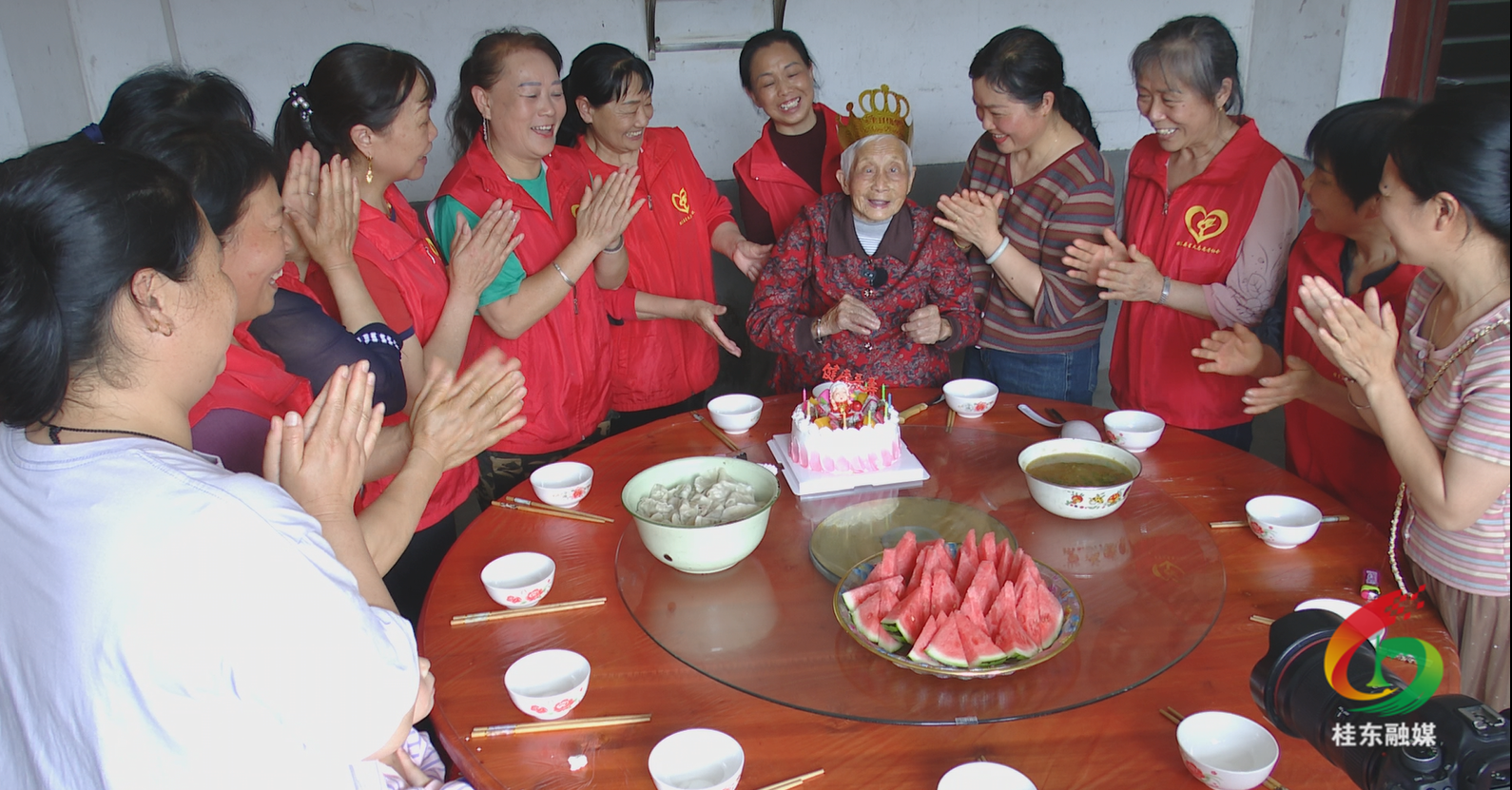 志愿者暖心入户 为百岁老人庆生送祝福