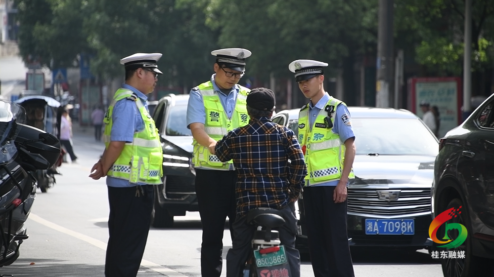 多部门在沤江镇联合整治交通问题顽瘴痼疾