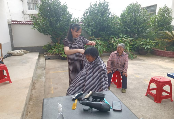 寨前槐村：红纽带送温暖 爱心理发进乡村