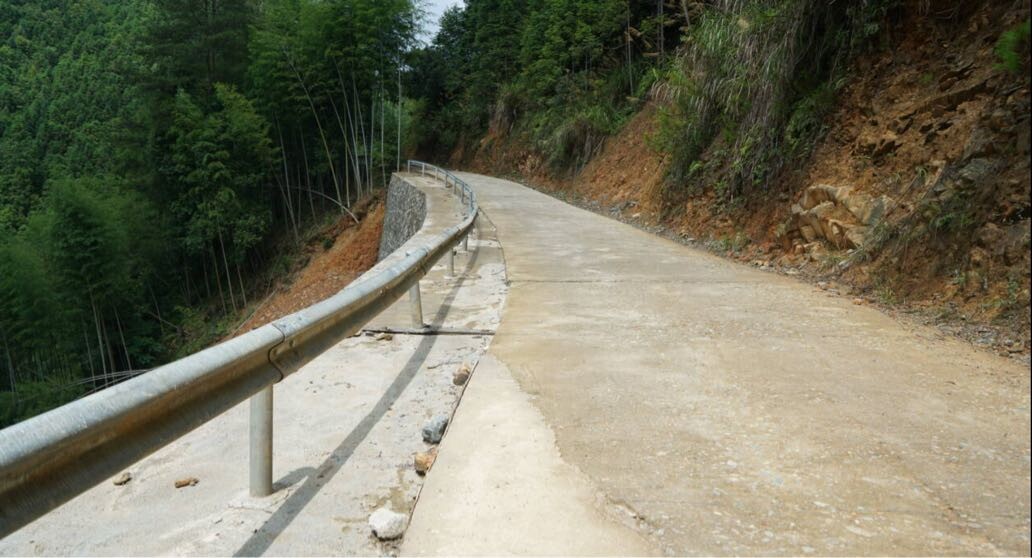 青山乡：60天日夜攻坚 水毁道路焕新颜